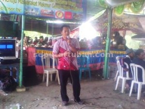 LANGSUNG ACTION : Anggota DPRD Tuban, Ilham Azka saat menyampaikan sambutan dalam sedekah bumi