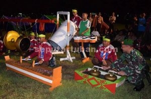 HANGAT : Dandim Tuban saat bermain musik tongklek dengan siswa