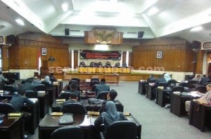 DISETUJUI : Suasana sidang paripurna LKPJ 2015