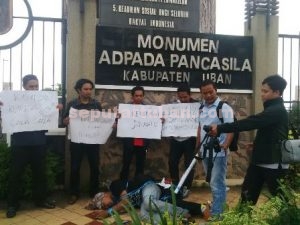 SERUKAN KEADILAN : Aliansi wartawan Tuban saat menggelar aksi unjuk rasa protes kekerasan jurnalis