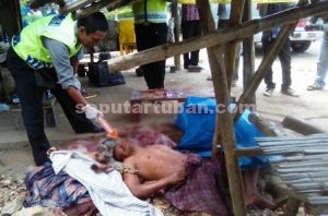 MENGENASKAN : Kondisi korban saat petugas melakukan olah tempat kejadian perkara