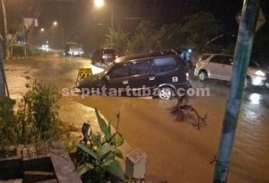 ASAL KERJA : Inilah kondisi mobil yang menjadi korban pengerjaan proyek asal-asalan