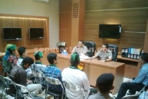 SUPREMASI HUKUM : Mahasiswa HMI Tuban saat ditemui Wakapolres dan Kabag Ops Polres Tuban