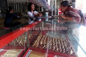 LAGI RAMAI : Aktivitas jual emas lagi ramai saat musim tanam