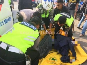 MENINGGAL DUNIA : Jasad korban saat dievakuasi Polisi dari lokasi kejadian
