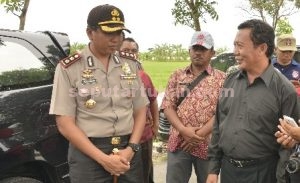 KOMPAK : Bupati Tuban, Fathul Huda dan Kapolres Tuban, Fadly Samad di lokasi banjir