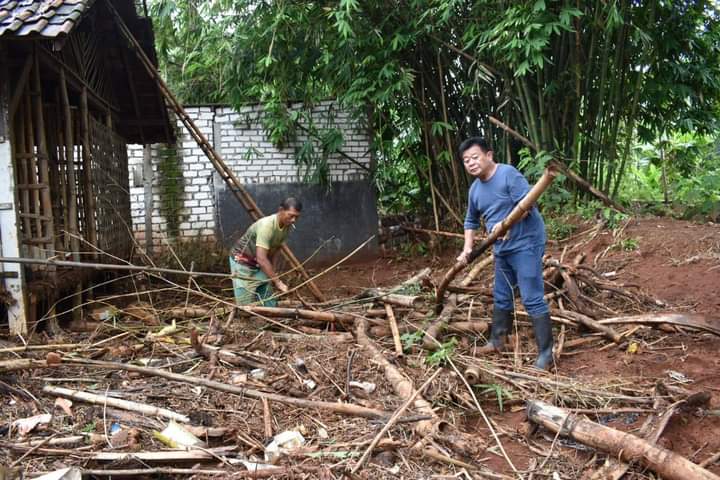 De Anwar Membersihkan Sisa Banjir