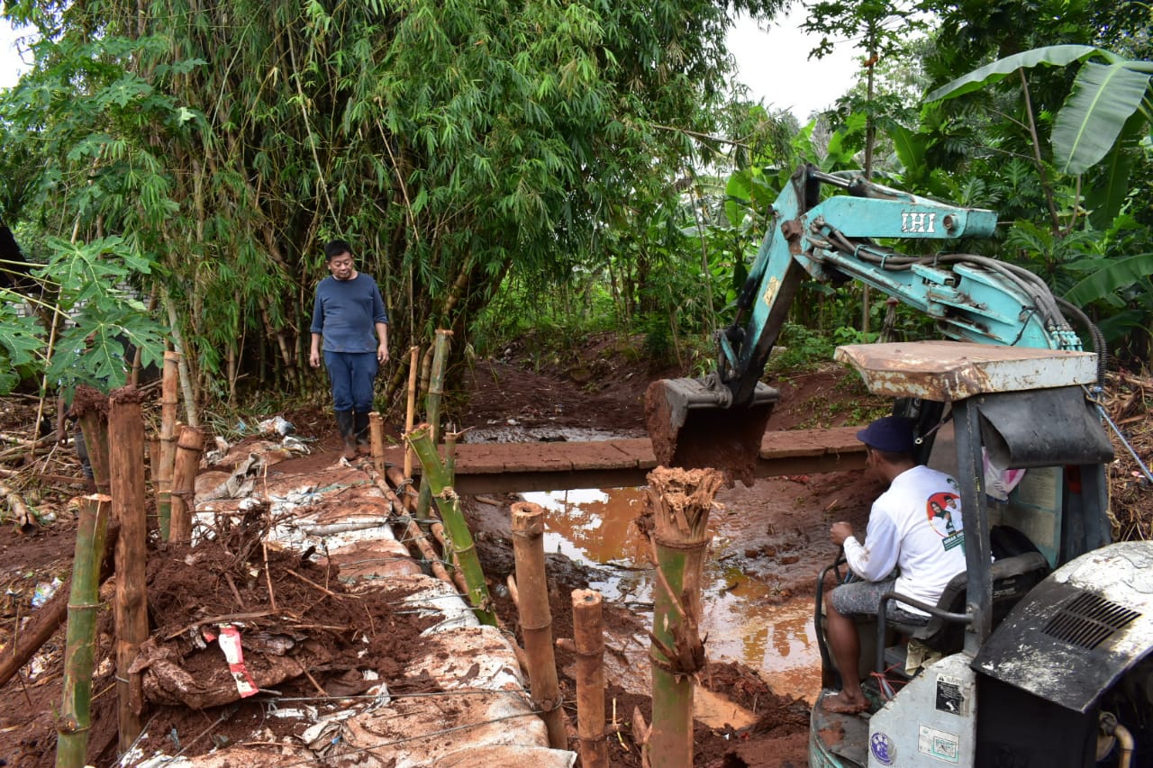 De Anwar Memeriksa Kondisi Lokasi Dan Eskavator Bantuannya Sedang Bekerja