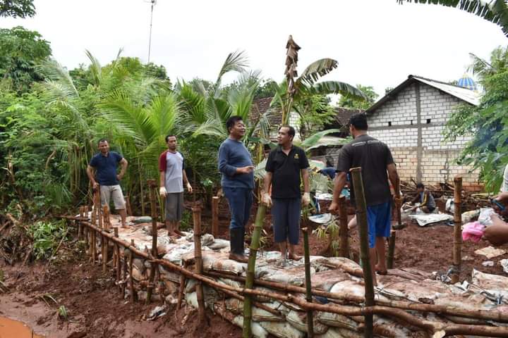 Tanggul Sudah Berhasil Dibuat Wargadan Relawan AMAN