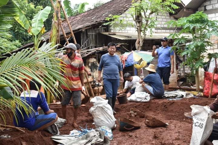 Warga dan Relawan Kompak Membersihkan Bekas Banjir