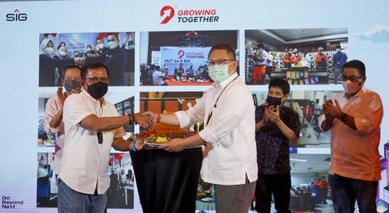 Komisaris Utama SIG, Rudiantara (Kanan) menyerahkan potongan tumpeng kepada Direktur Utama SIG, Donny Arsal pada peringatan HUT ke-9 SIG yang digelar hari ini, Jumat (71) di Jakarta