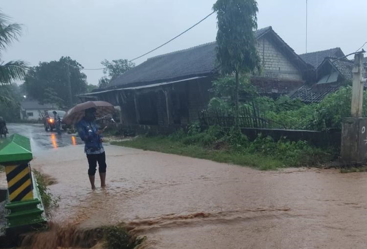 Camat Montong ke lokasi banjir