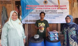 Penyerahan bantuan sarana peningkatan ekonomi petani bunga dari dosen Untag Surabaya