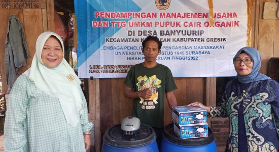 Penyerahan bantuan sarana peningkatan ekonomi petani bunga dari dosen Untag Surabaya